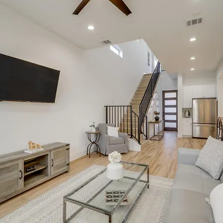 Sleek Home With Screened Patio And Yard In Houston!